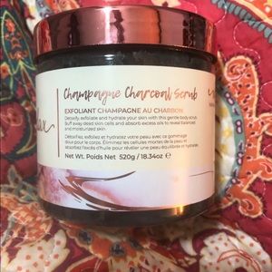 Manna Kadar Champagne Charcoal Body Scrub